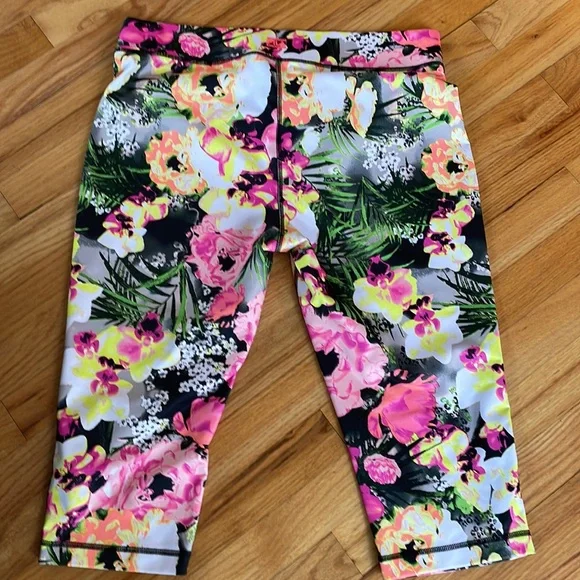 FILA Running Cropped Leggings in Colorful Floral Print and Matching Top - Picture 3 of 8